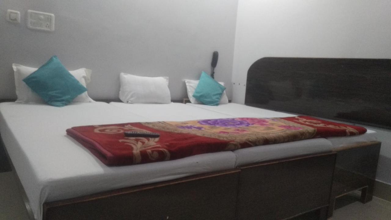 Hotel Giriraj Inn Waranasi Zewnętrze zdjęcie
